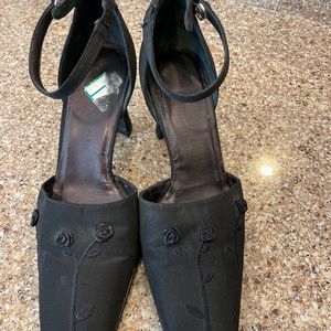 Kenneth Cole NY fashion black pumps w/stitched floral detail